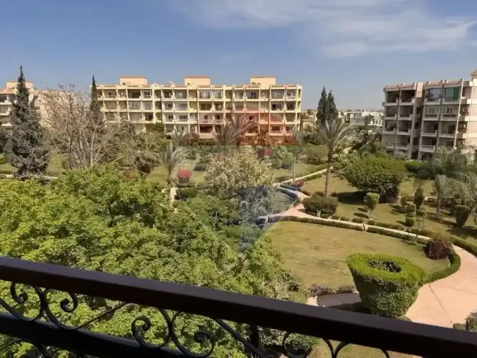 شقة للايجار بالمطبخ والتكيفات في كمبوند زايد 2000