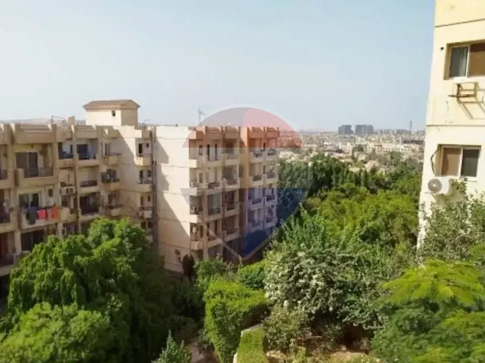 شقة للايجار بالمطبخ والتكيفات في كمبوند زايد 2000