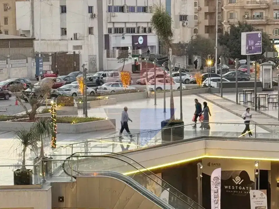 محل تجاري للإيجار بموقع مميز داخل ويست جيت مول