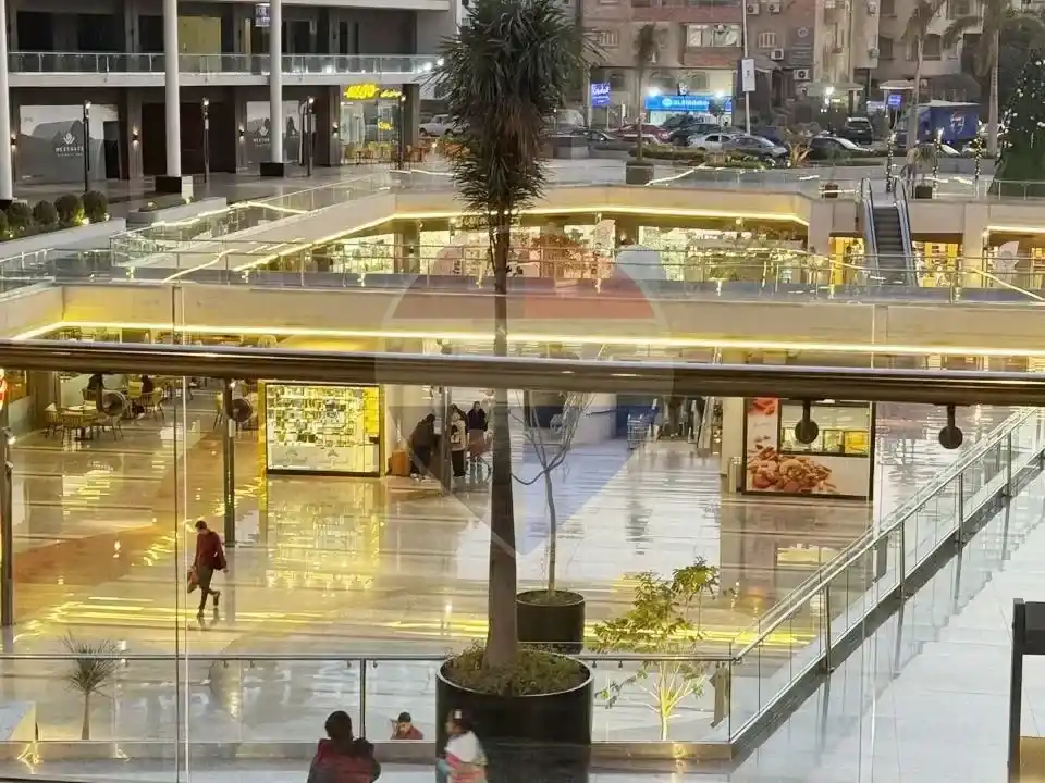 محل تجاري للإيجار بموقع مميز داخل ويست جيت مول