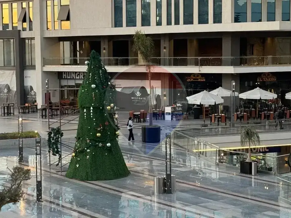 محل تجاري للإيجار بموقع مميز داخل ويست جيت مول