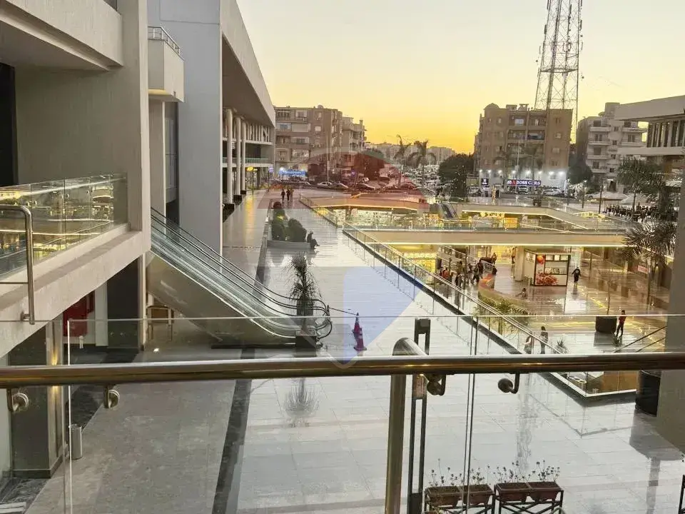 محل تجاري للإيجار بموقع مميز داخل ويست جيت مول