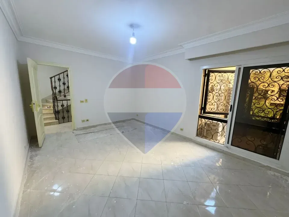 Middle townhouse in Mena Garden City
