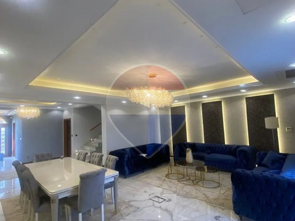 Furnished villa with pool in West Gate