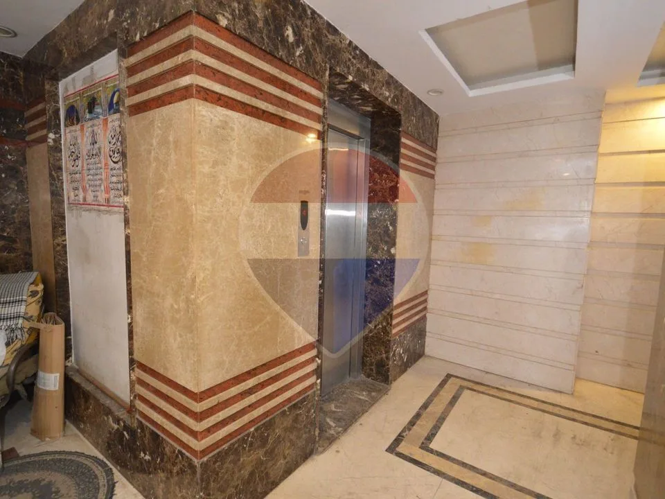 - In a prime location for rent, mezzanine, entire first floor, 300 square meters (unfinished)
