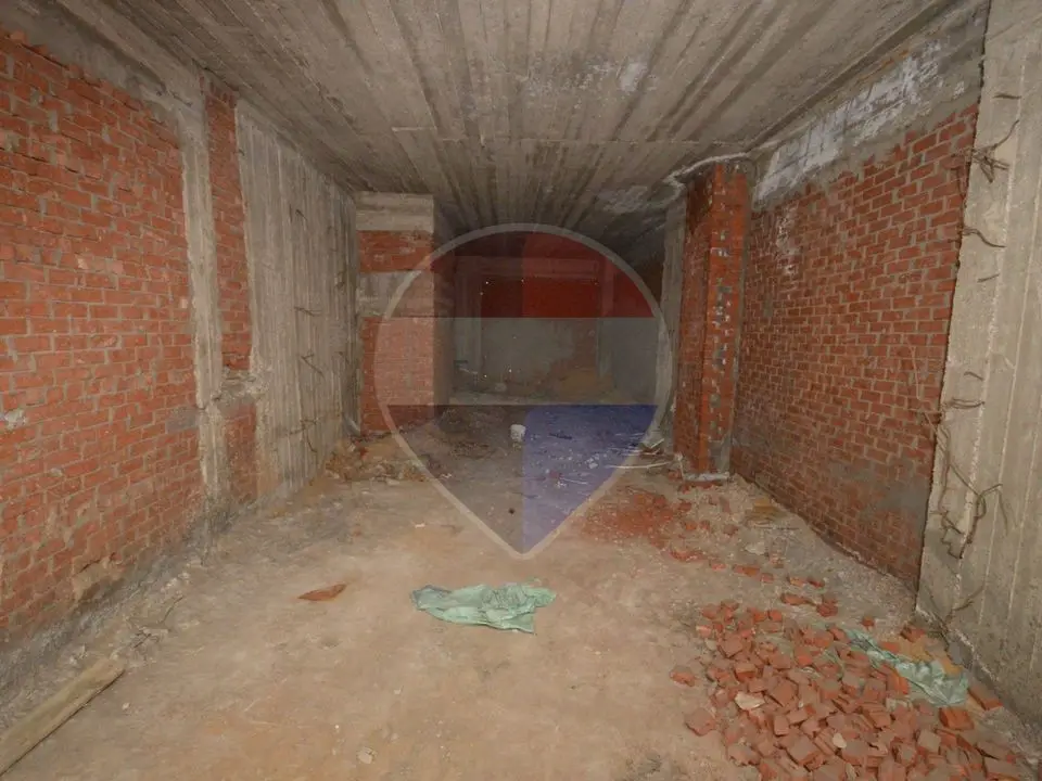 - In a prime location for rent, mezzanine, entire first floor, 300 square meters (unfinished)
