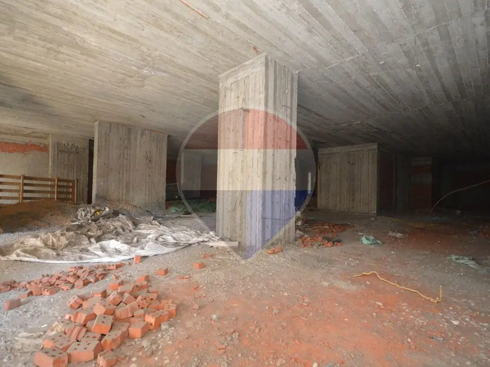 - In a prime location for rent, mezzanine, entire first floor, 300 square meters (unfinished)