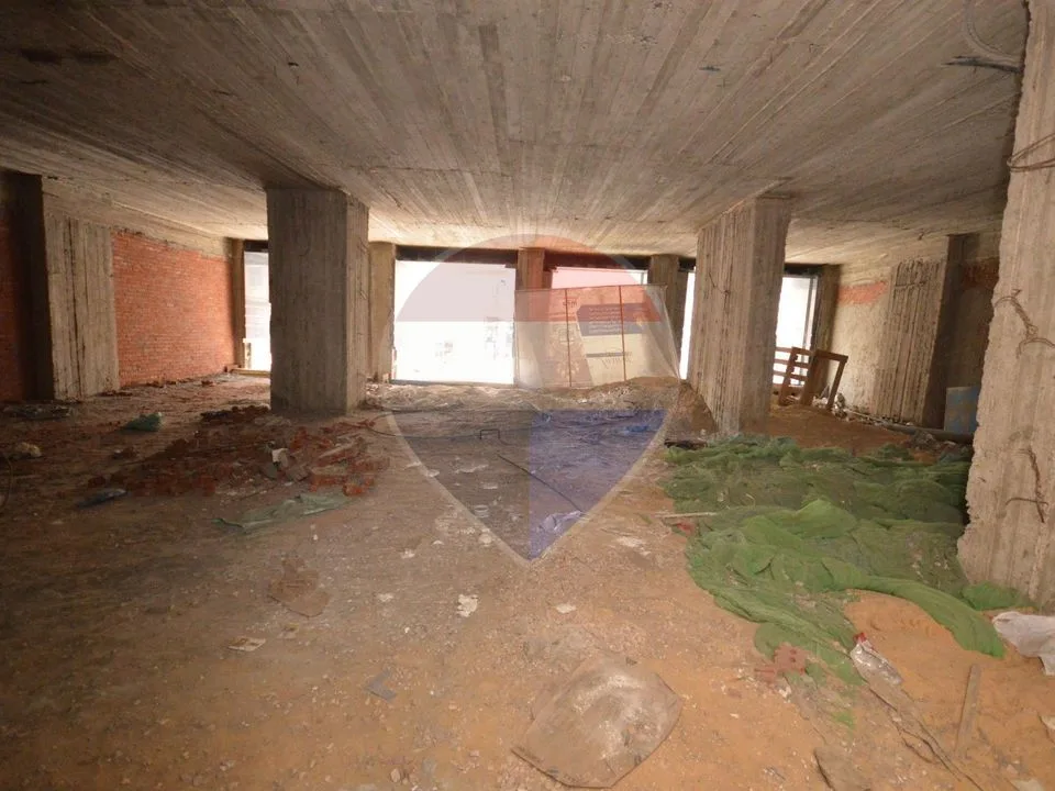- In a prime location for rent, mezzanine, entire first floor, 300 square meters (unfinished)