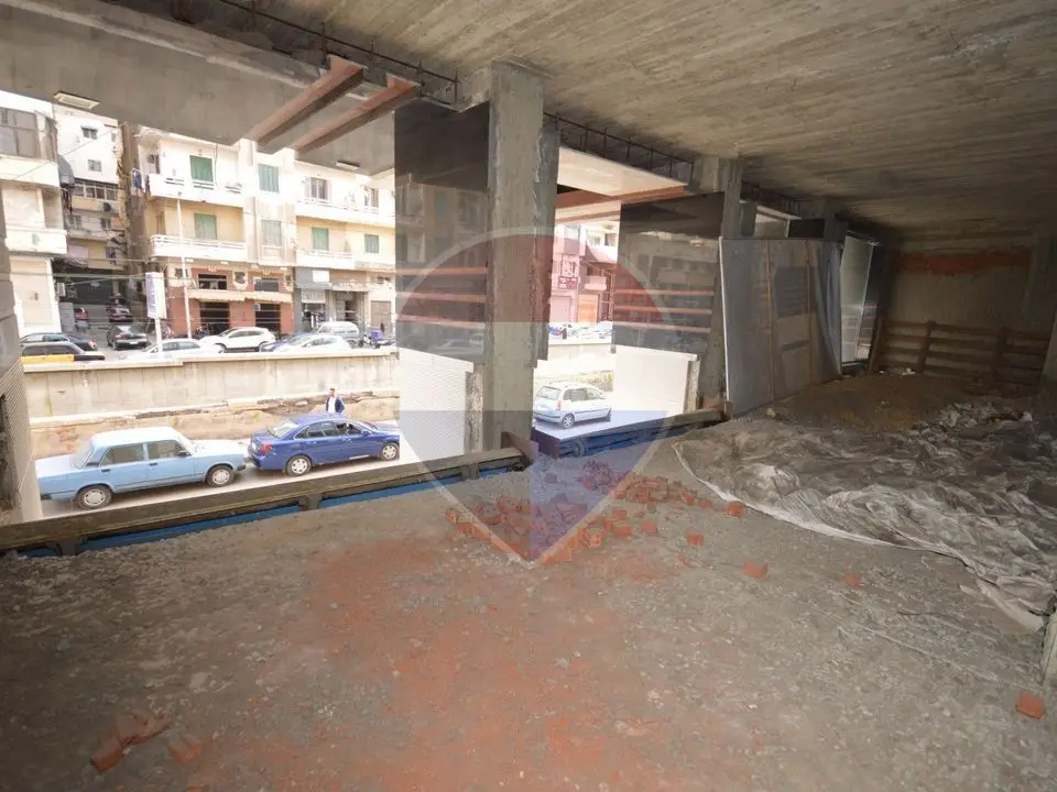 - In a prime location for rent, mezzanine, entire first floor, 300 square meters (unfinished)