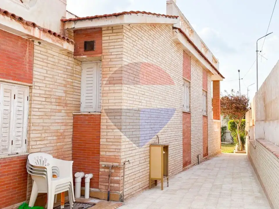 700 m² detached villa for sale in Hanoville, Ajami, second row from the sea, directly behind the governor's villa.