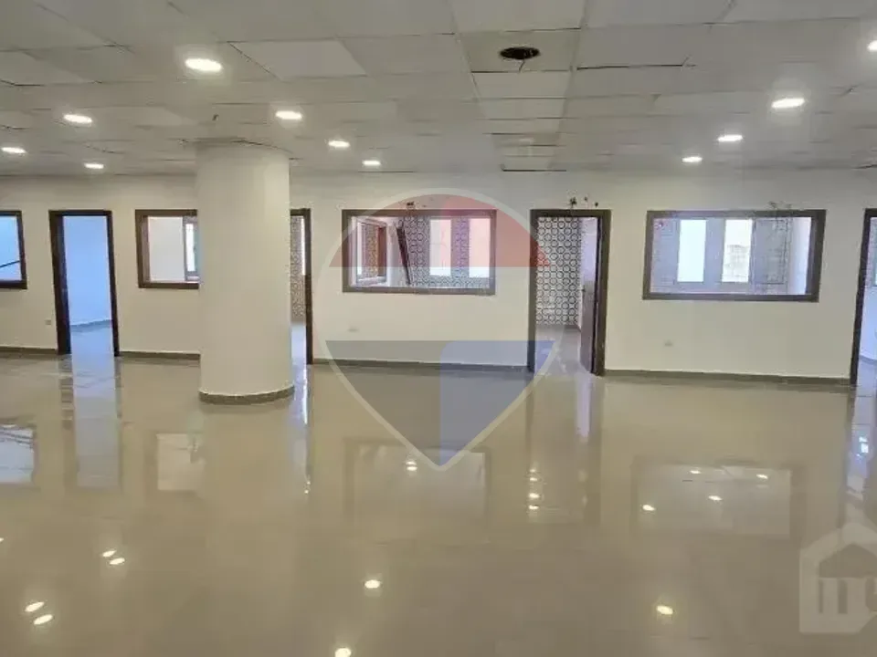 Office with a private entrance 1250m For rent