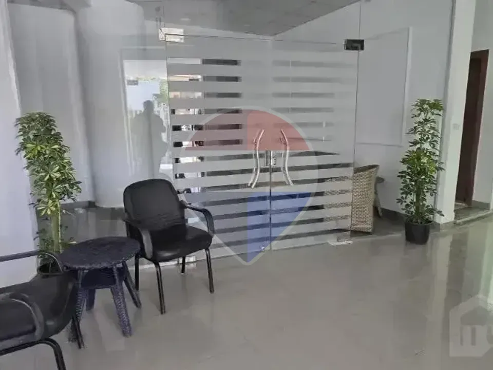 Office with a private entrance 1250m For rent