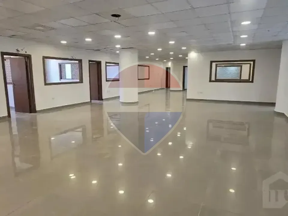 Office with a private entrance 1250m For rent