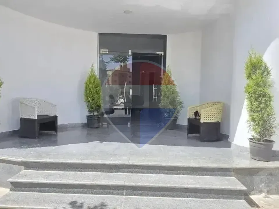 Office with a private entrance 1250m For rent