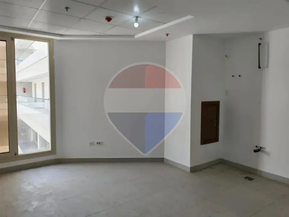 عيادة للإيجار في مول سيلفر جيت أمام كمبوند أدريس