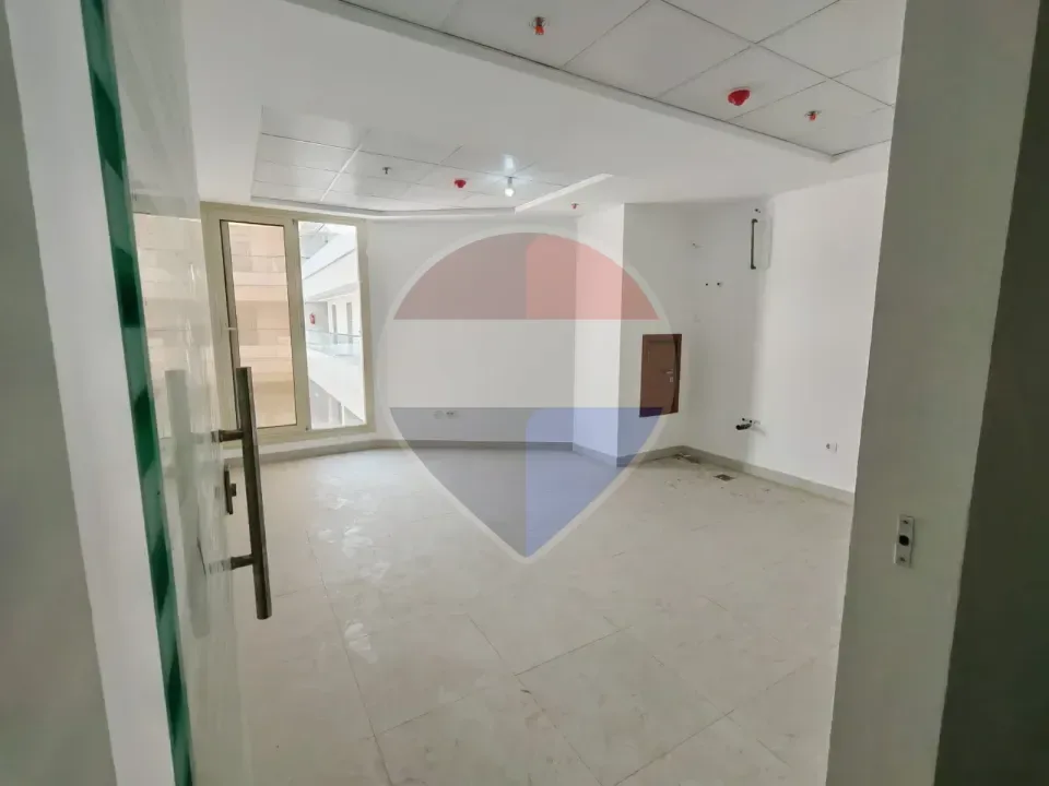 عيادة للإيجار في مول سيلفر جيت أمام كمبوند أدريس