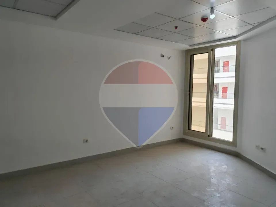 عيادة للإيجار في مول سيلفر جيت أمام كمبوند أدريس