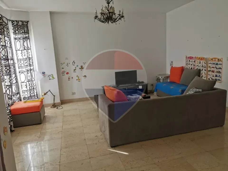 Apartment for Sale in Beverly Hills