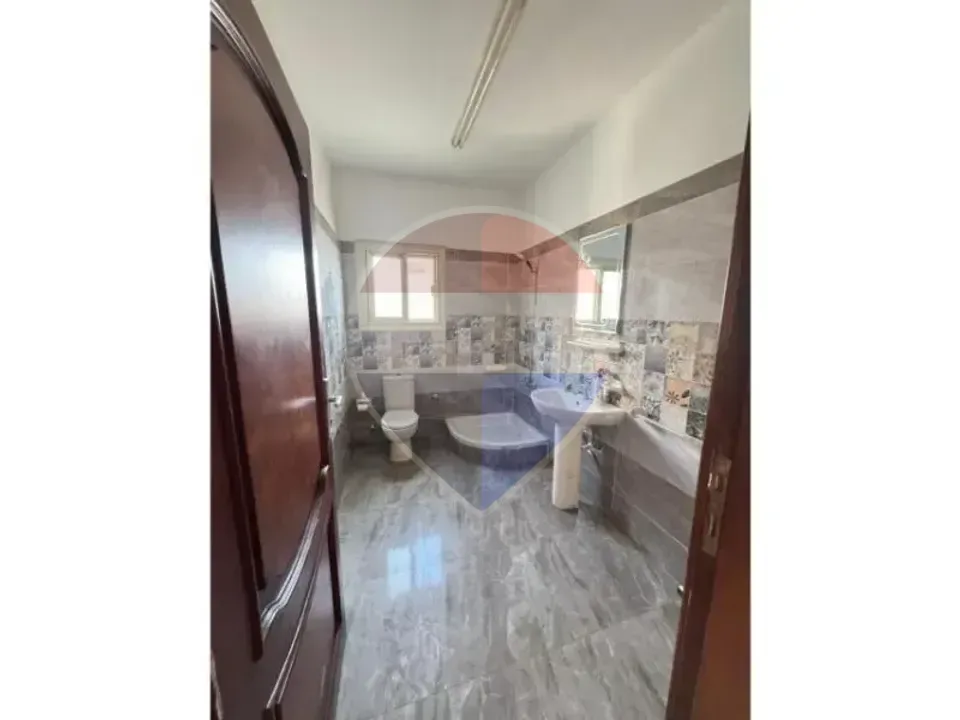 400m Apartment for rent in West Somid