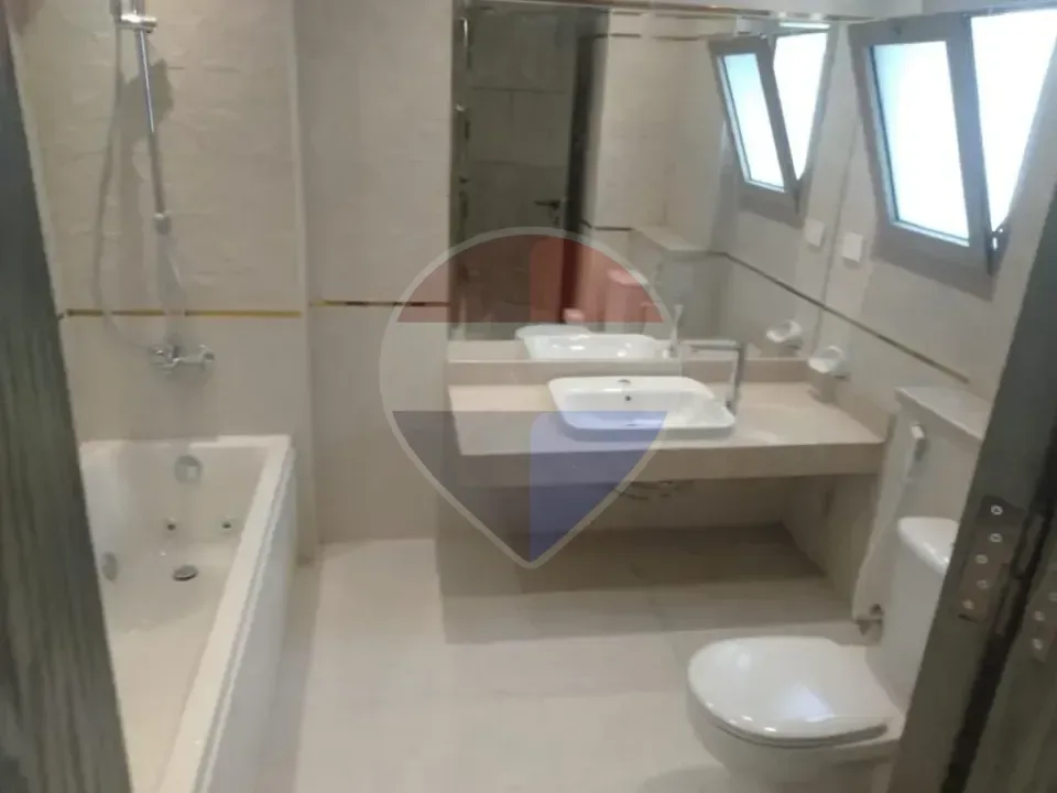 شقة مميزة للإبجار داخل Courtyard AEON بمساحة كبيرة