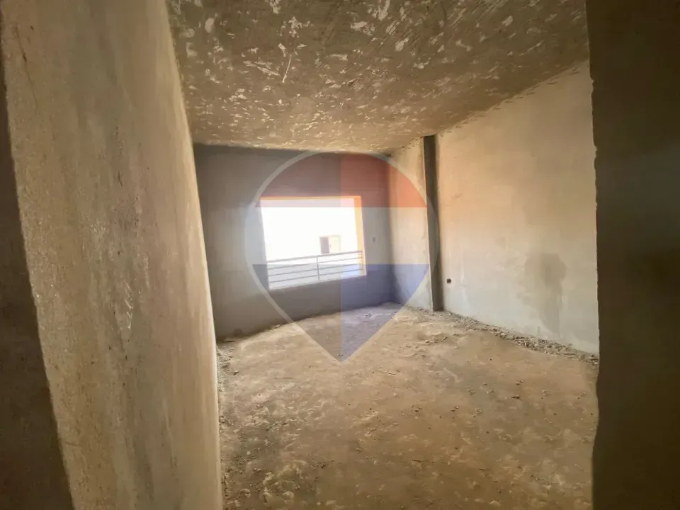 شقة نصف تشطيب بامكانيه تقسيط في كمبوند كناريا