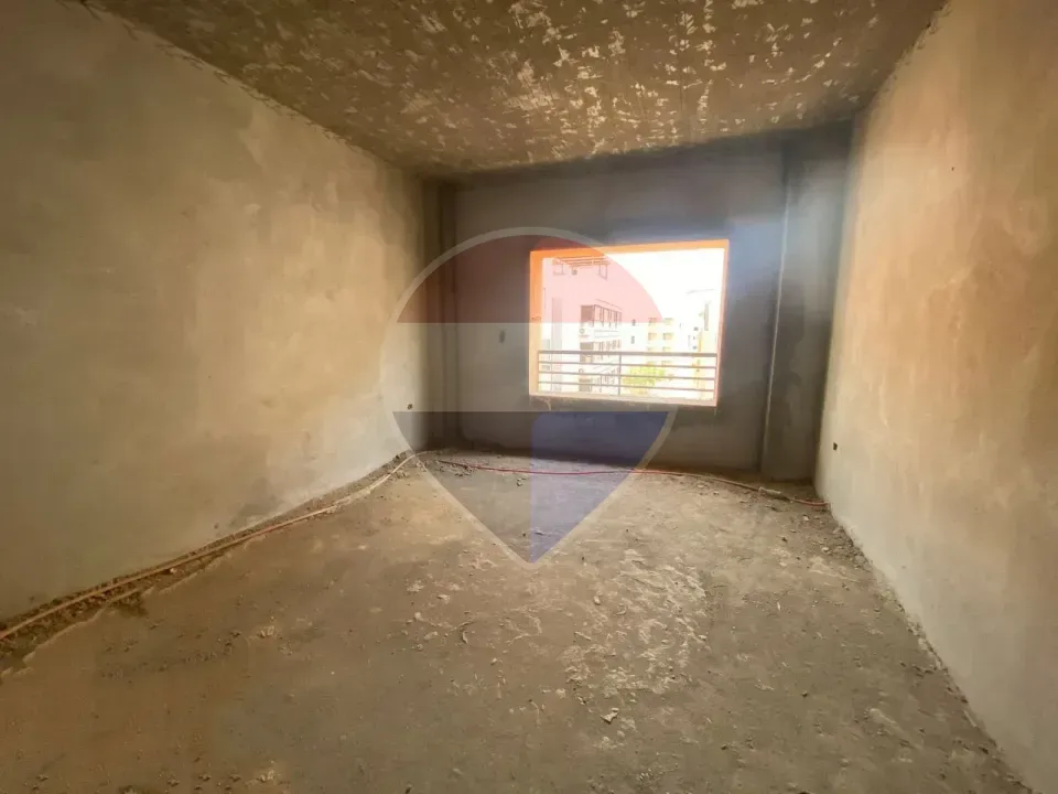 شقة نصف تشطيب بامكانيه تقسيط في كمبوند كناريا