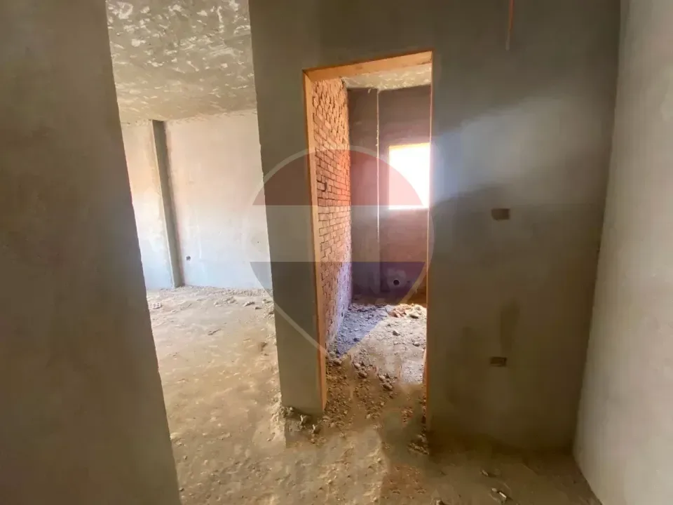 شقة نصف تشطيب بامكانيه تقسيط في كمبوند كناريا