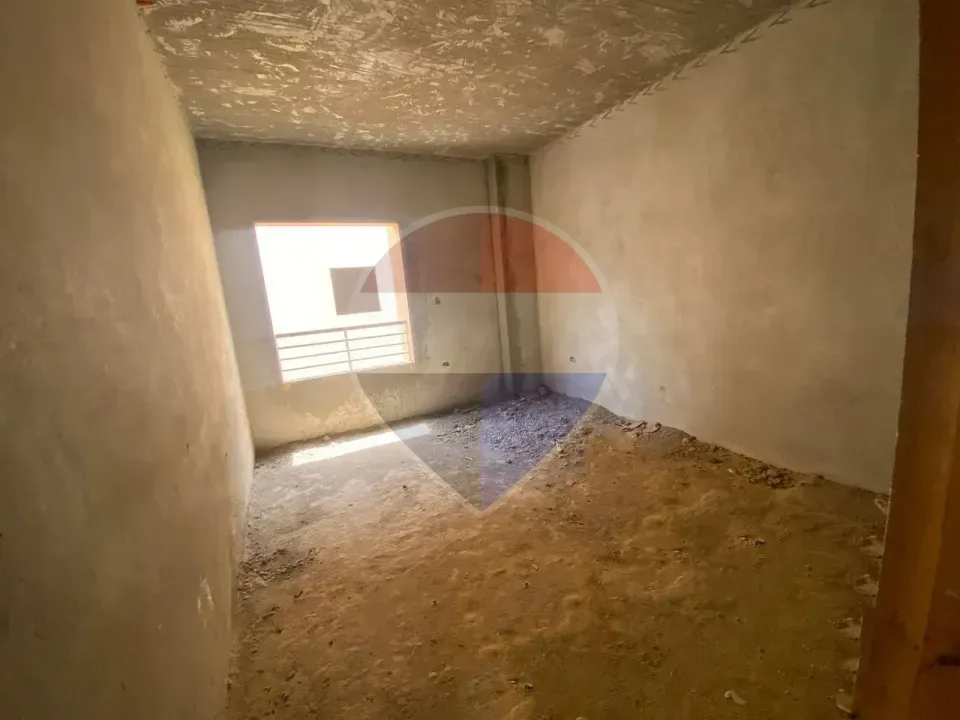 شقة نصف تشطيب بامكانيه تقسيط في كمبوند كناريا