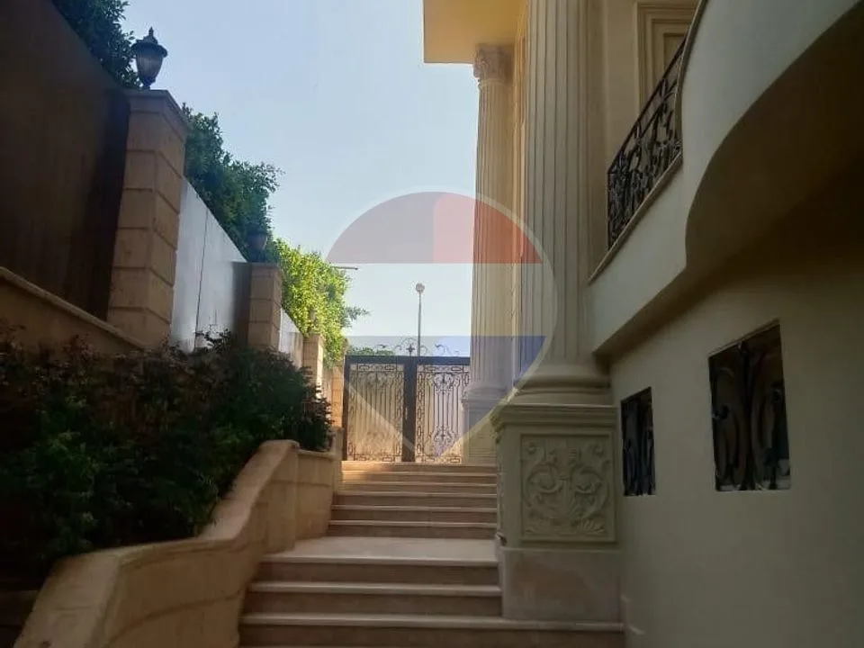 Villa for sale 1000 m in the Fifth Settlement