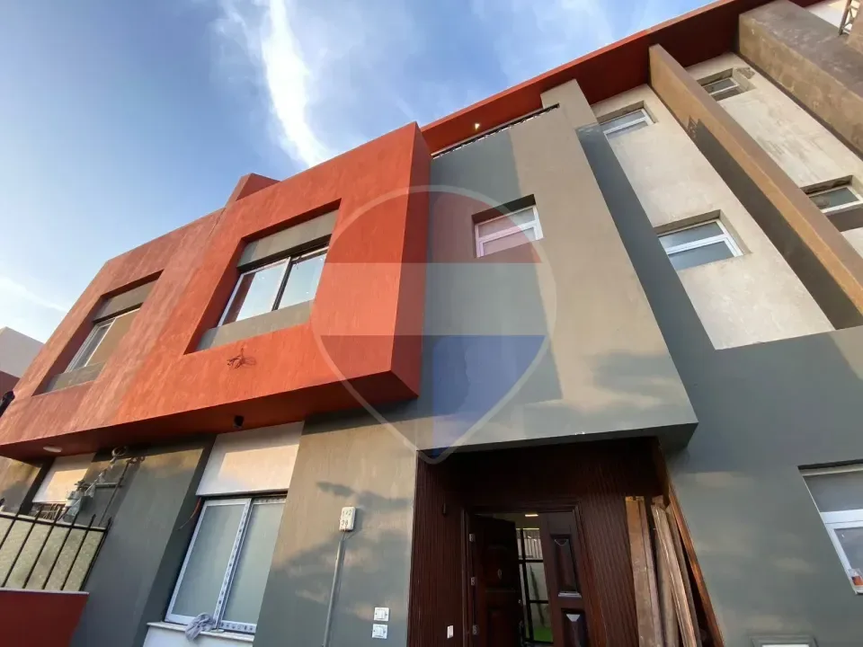 Finished Middle Townhouse in Continental Residence