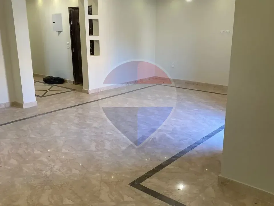 شقة تشطيب كامل موقع مميز في كمبوند جلاديوس جاردن