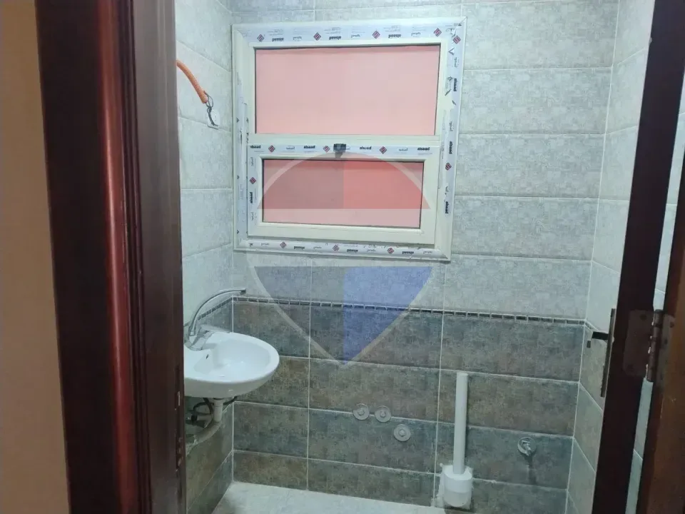 شقة تشطيب كامل موقع مميز في كمبوند جلاديوس جاردن