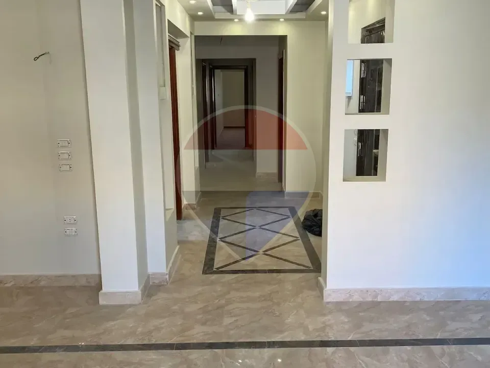 شقة تشطيب كامل موقع مميز في كمبوند جلاديوس جاردن