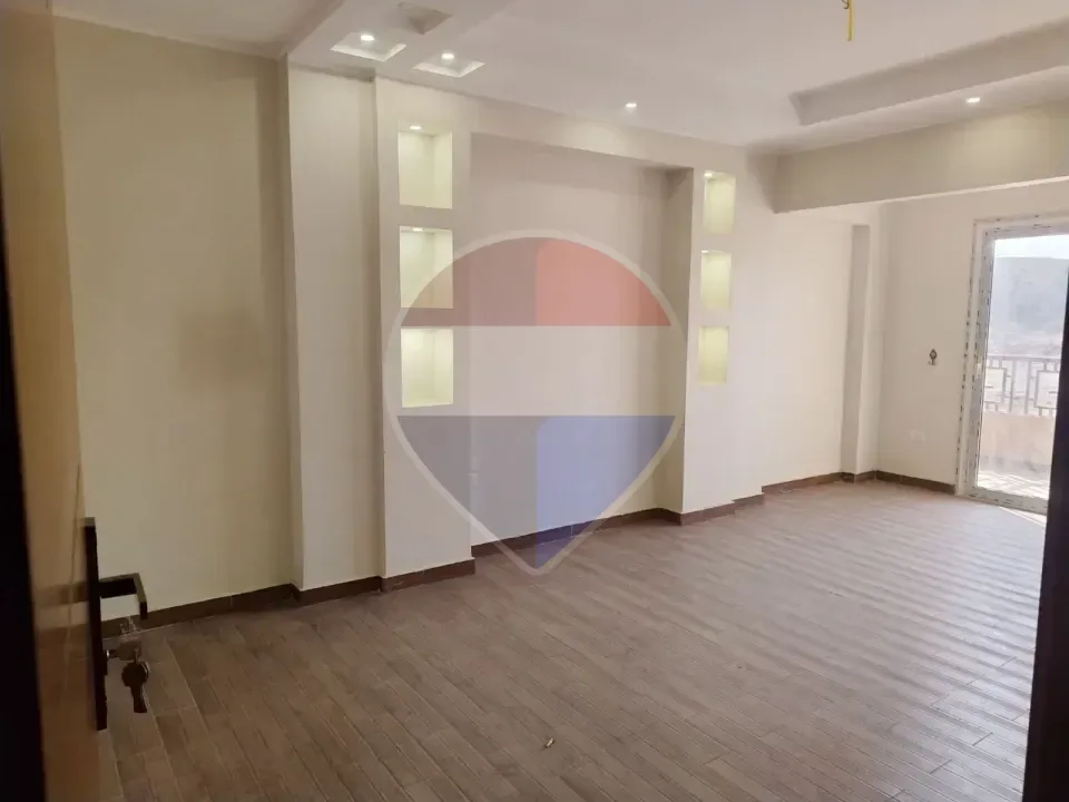 شقة تشطيب كامل موقع مميز في كمبوند جلاديوس جاردن