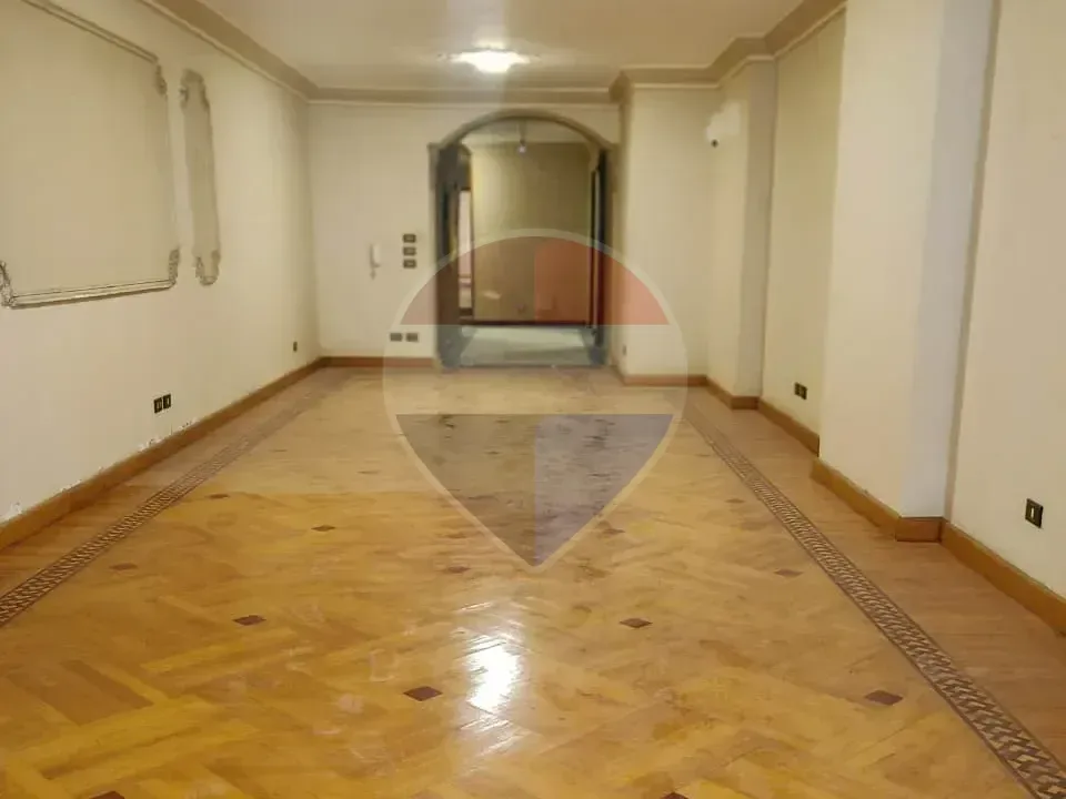 - شقة 200 م للبيع رشدي خطوات من البحر