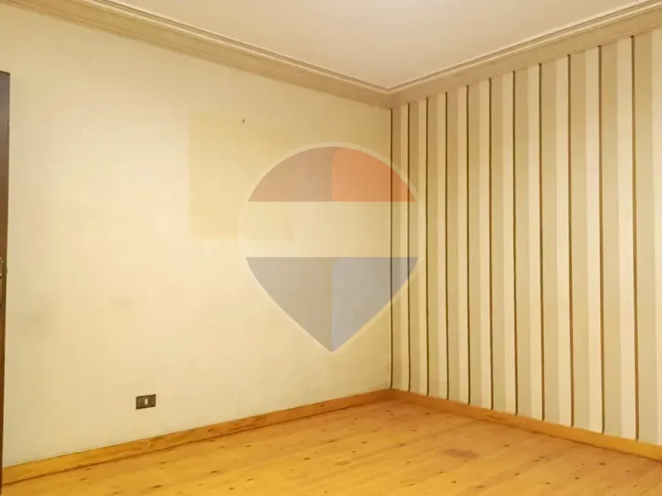 - شقة 200 م للبيع رشدي خطوات من البحر