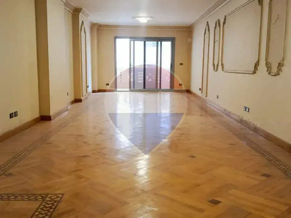 - شقة 200 م للبيع رشدي خطوات من البحر