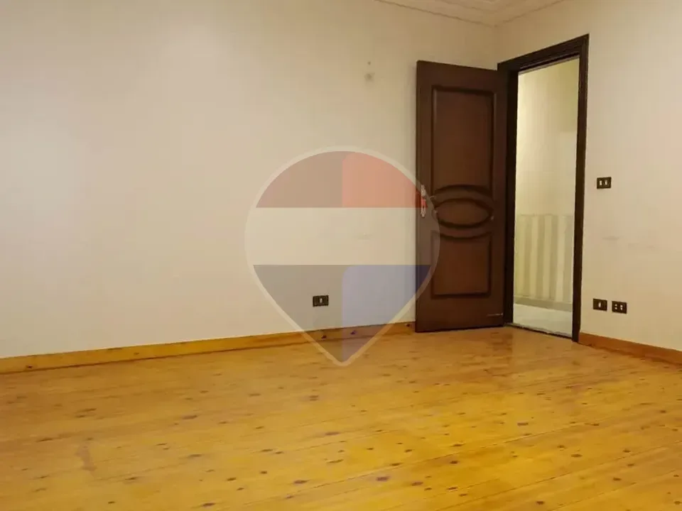 - شقة 200 م للبيع رشدي خطوات من البحر