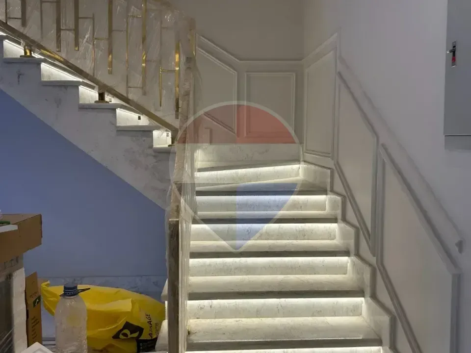 Luxury Upper Duplex-Beverly hills-Semi-furnished