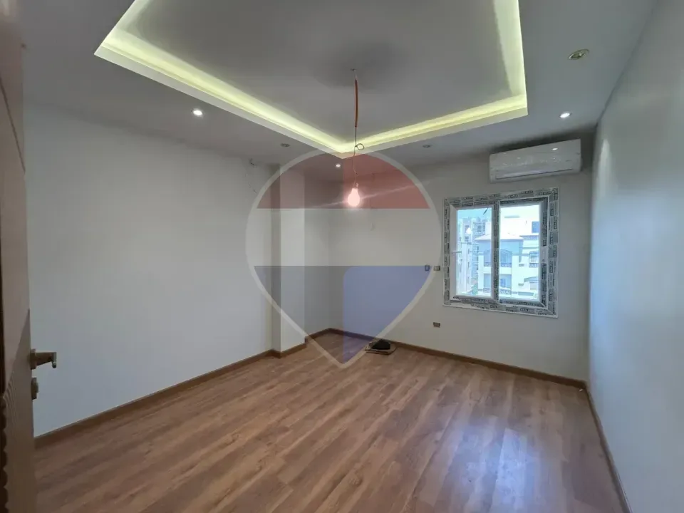Luxury Upper Duplex-Beverly hills-Semi-furnished