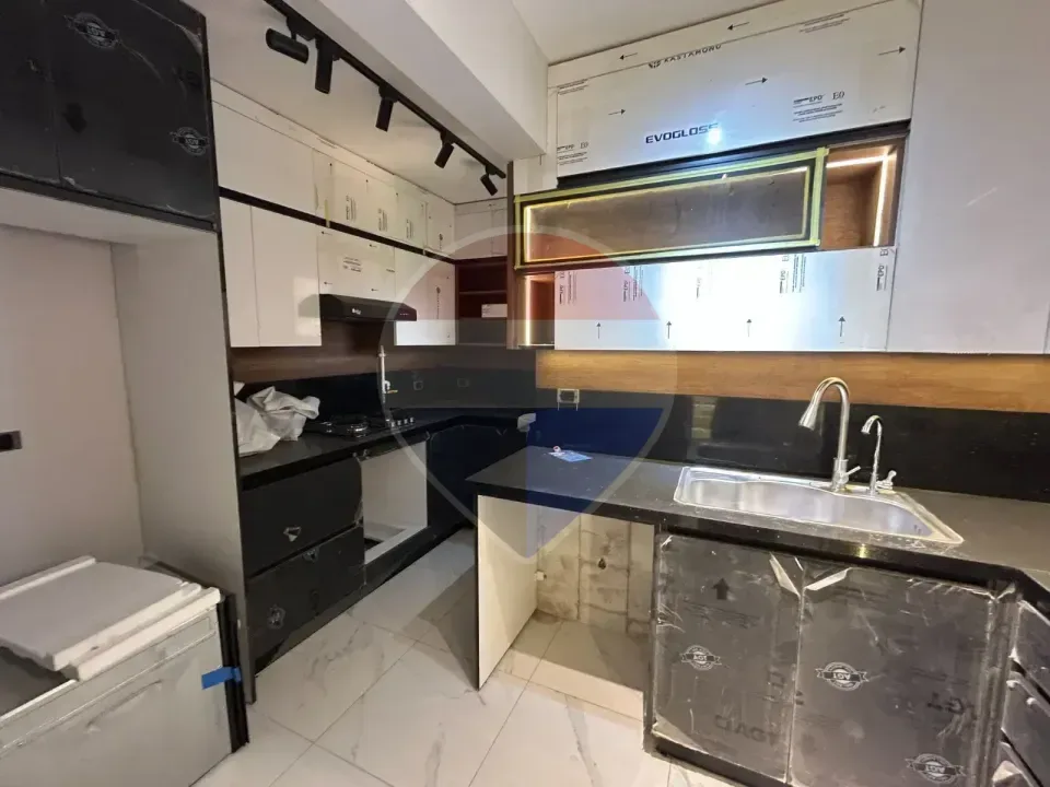 Luxury Upper Duplex-Beverly hills-Semi-furnished