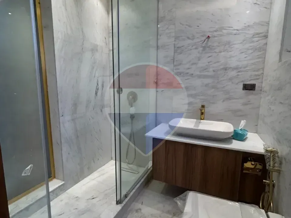 Luxury Upper Duplex-Beverly hills-Semi-furnished