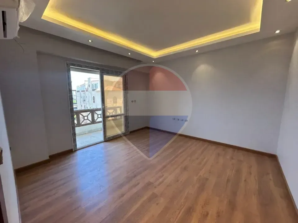 Luxury Upper Duplex-Beverly hills-Semi-furnished