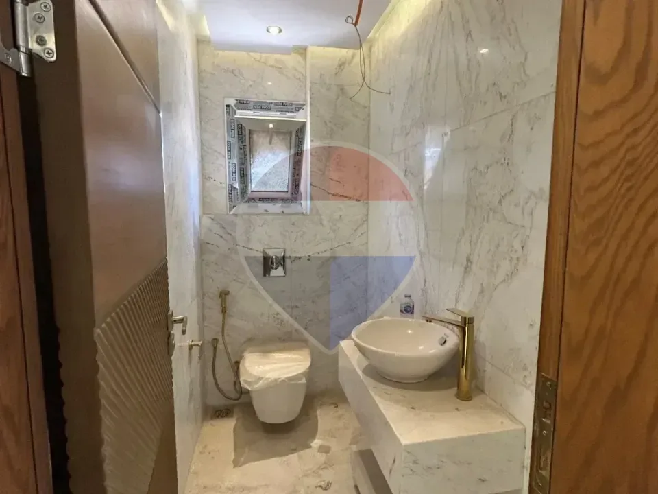Luxury Upper Duplex-Beverly hills-Semi-furnished
