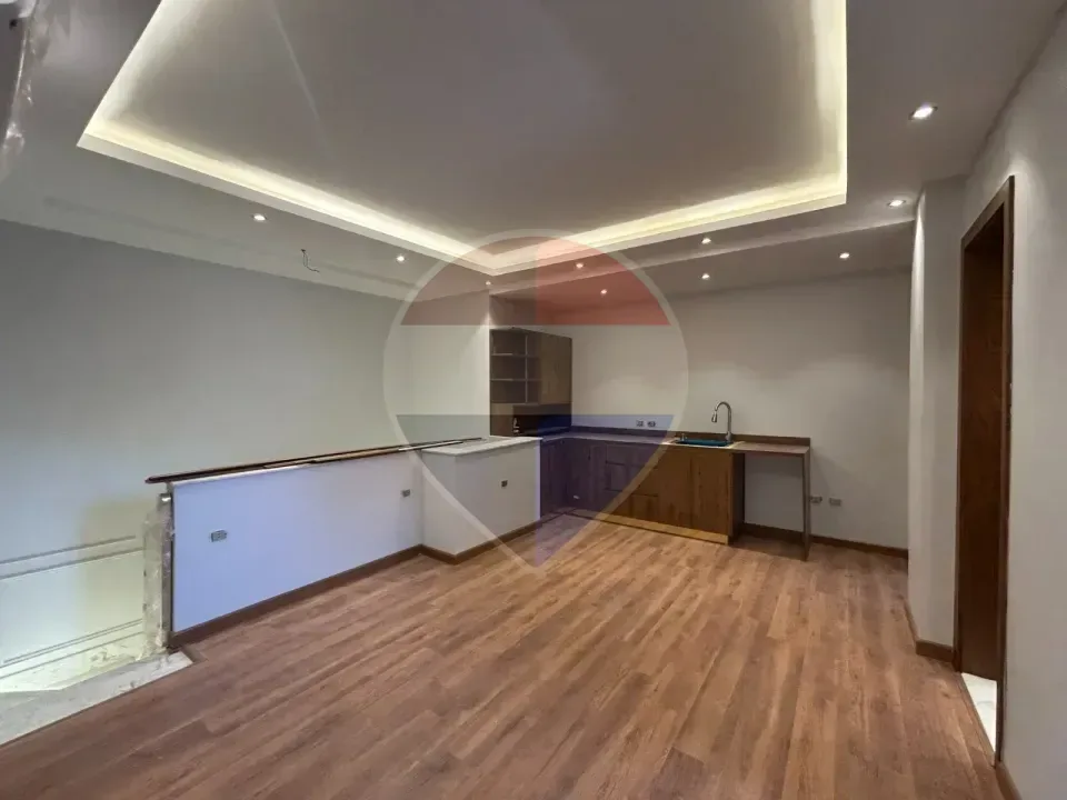 Luxury Upper Duplex-Beverly hills-Semi-furnished