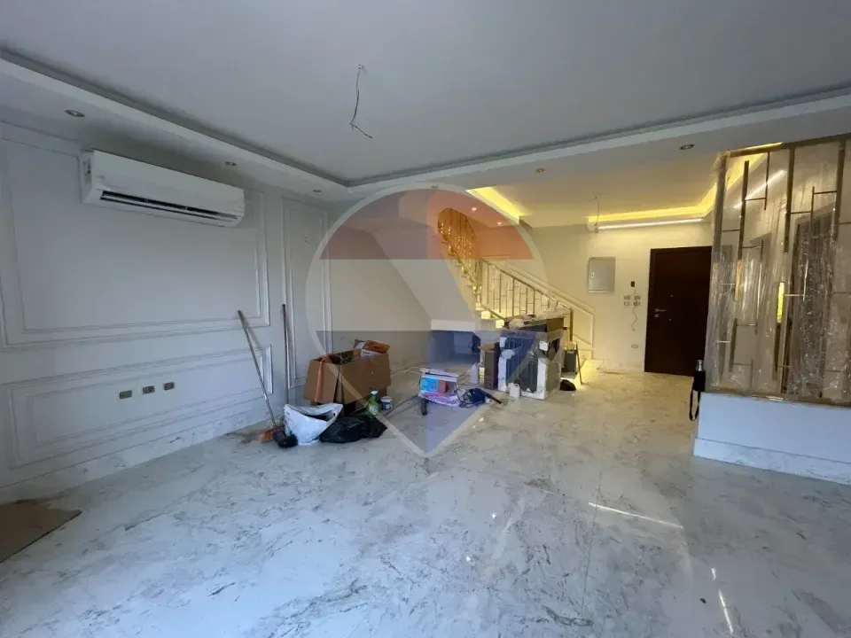 Luxury Upper Duplex-Beverly hills-Semi-furnished