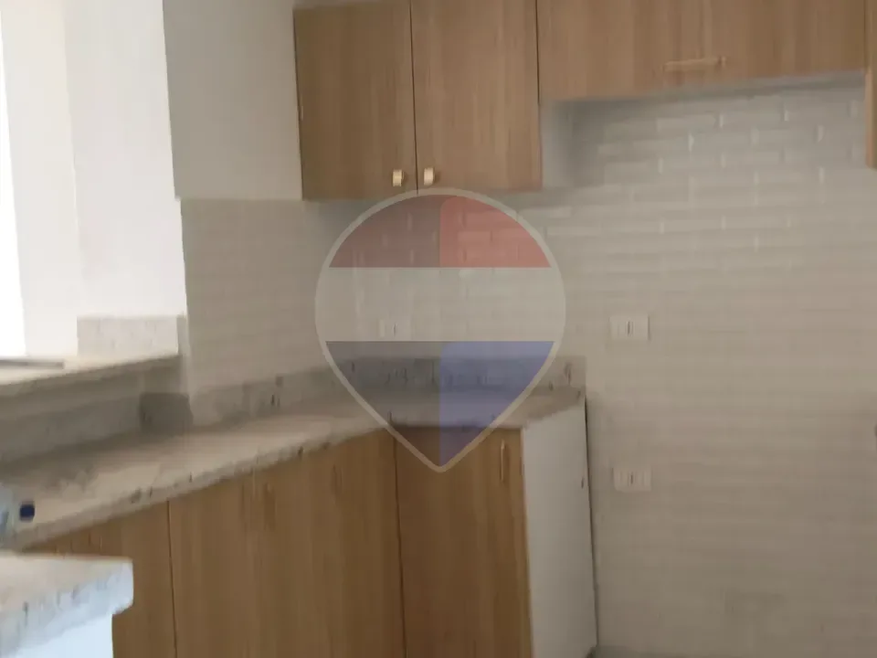 شقة مميزه للايجار بالمطبخ والتكيفات- زايد ريجينسي