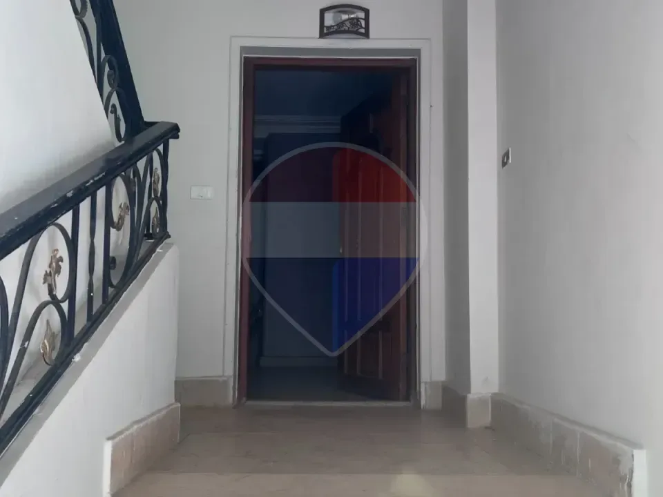 Apartment with Shaded Parking in El Yasmine