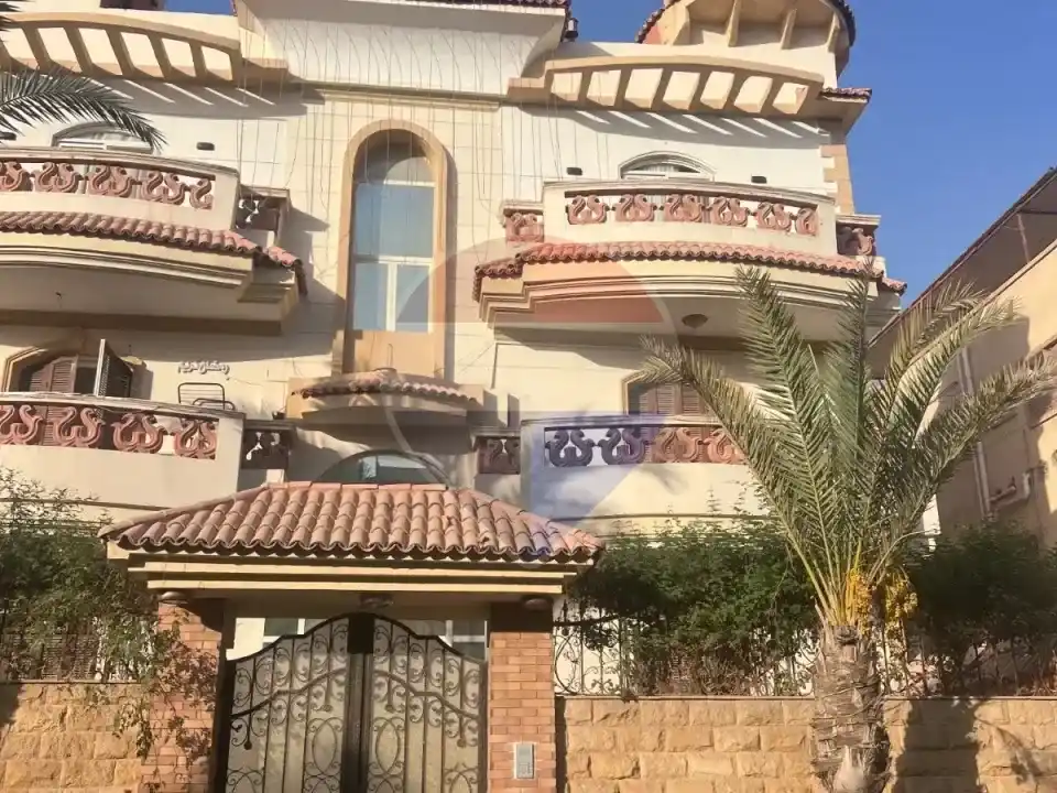 Apartment with Shaded Parking in El Yasmine