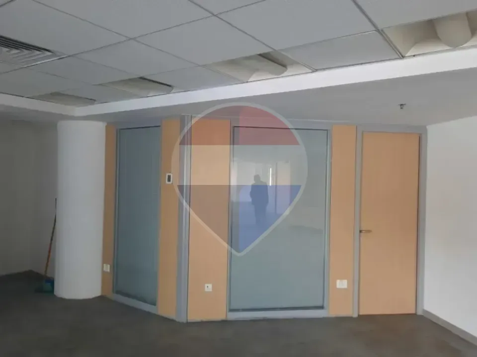 For rent, an administrative space of 600 square meters in a fully finished administrative building with air conditioning on the main North 90th Street